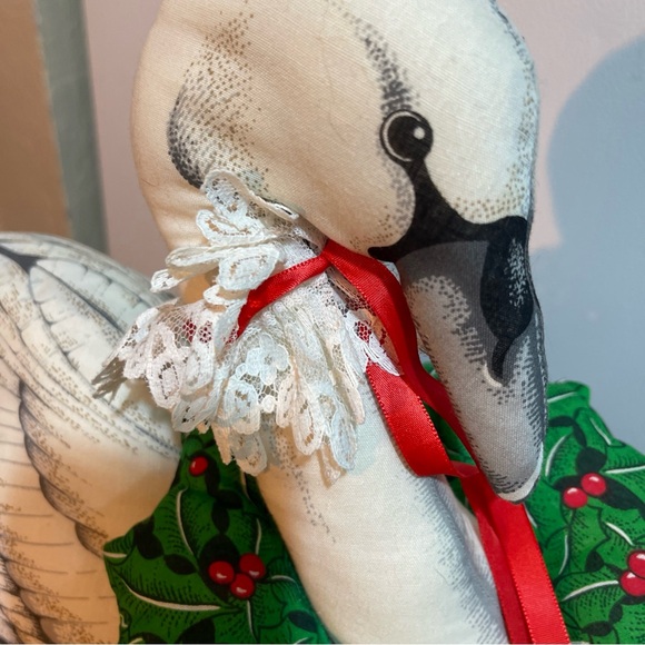 VTG 80s Soft Elegant Swan Holiday Decor with Green Wreath weighted bottom - Picture 2 of 14